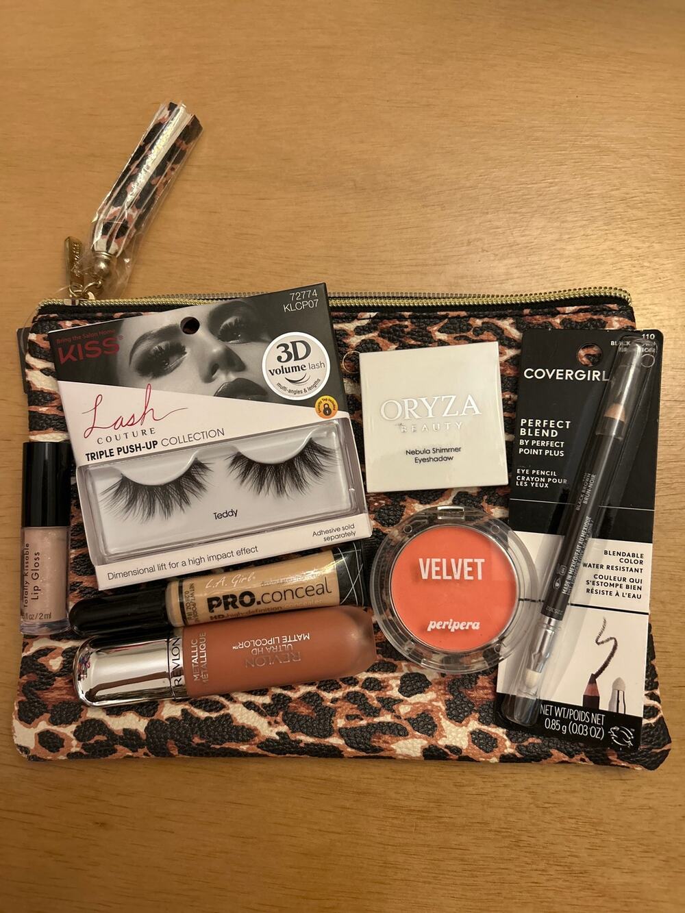 New 8pc Makeup/Makeup Bag Set
Eyeliner Lipcolor Gloss Concealer eyeshadow Lashes